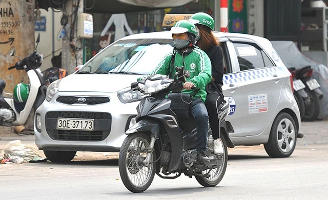 Dịch vụ xe công nghệ Grab trên phố Hà Nội. Ảnh: THANH TRÚC