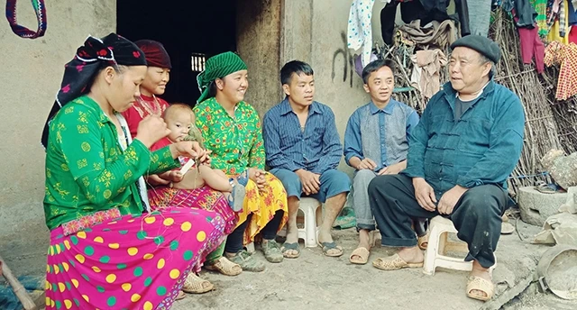 Ông Hầu Phái Sính (ngoài cùng bên phải), là người có uy tín ở thôn Lùng Thàng, xã Sảng Tủng, huyện Đồng Văn, đến từng gia đình vận động đưa con em đến trường.