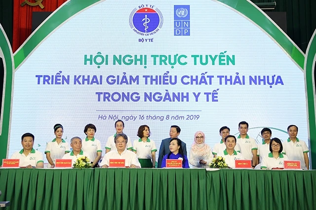 Đại diện lãnh đạo Bộ Y tế và các đơn vị trực thuộc ký cam kết giảm thiểu chất thải nhựa.