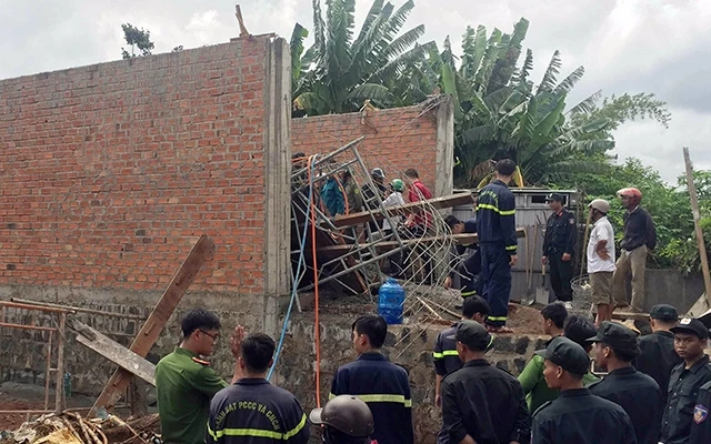 Hiện trường vụ tai nạn lao động tại phường Phù Ðổng, TP Plây Cu (Gia Lai) xảy ra ngày 10-6-2019. Ảnh: VĂN NGỌC