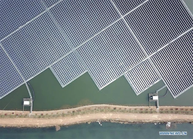 Trạm điện mặt trời trên sông ở Chiết Giang, Trung Quốc. 