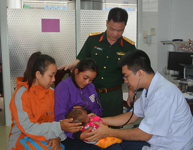 Các bác sĩ tham gia chương trình khám sàng lọc bệnh tim bẩm sinh cho trẻ em tỉnh Đác Lắc.