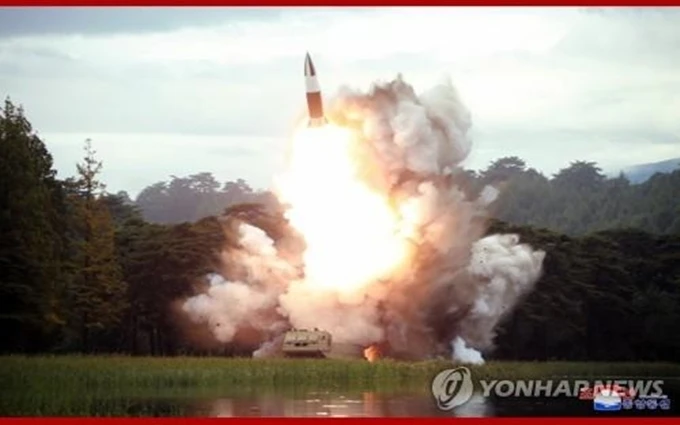 Hình ảnh do hãng thông tấn trung ương Triều Tiên KCNA công bố ngày 17-8 về lần thử một “vũ khí mới” của Triều Tiên diễn ra một ngày trước đó. (Nguồn: Yonhap)