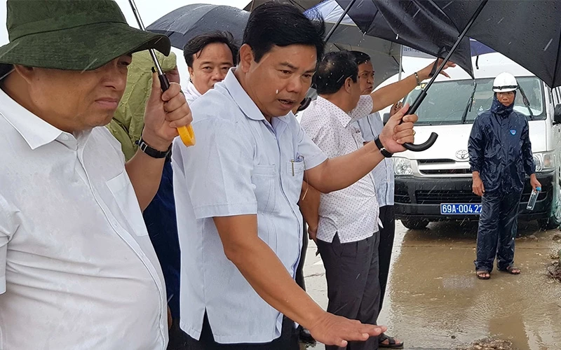 Bộ trưởng Nguyễn Chí Dũng kiểm tra thực tế tình hình sạt lở ven biển Cà Mau