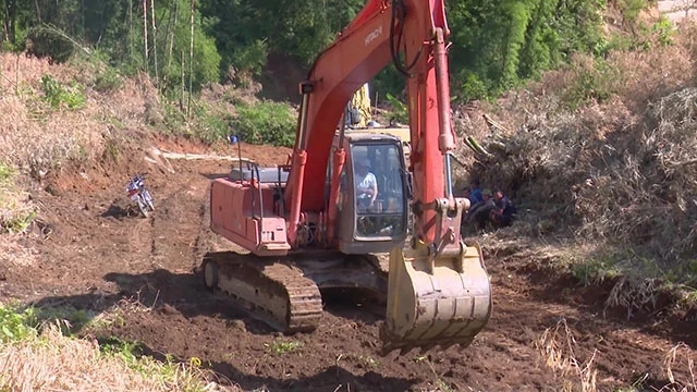 Máy móc đang thi công san lấp mặt bằng để xây dựng khu tái định cư cho bà con nhân dân bản Sa Ná. Nguồn: baogiaothong.vn