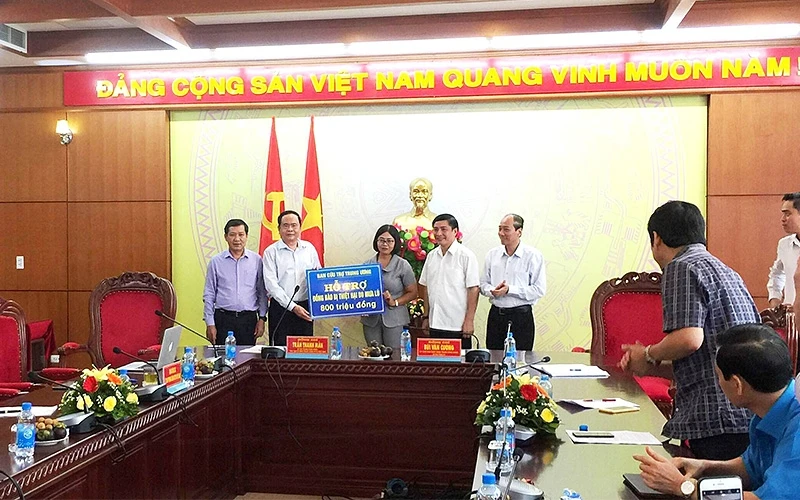 Chủ tịch Ủy ban Trung ương MTTQ Việt Nam Trần Thanh Mẫn trao hỗ trợ số tiền 800 triệu đồng cho lãnh đạo tỉnh Đác Lắc xây dựng 20 nhà đại đoàn kết cho các hộ nghèo, gia đình khó khăn về nhà ở do ảnh hư