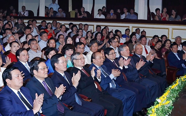 Thủ tướng Nguyễn Xuân Phúc và các đồng chí lãnh đạo Đảng, Nhà nước dự chương trình.