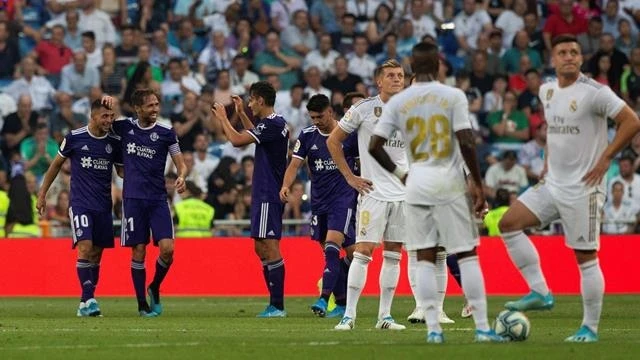 Real (áo trắng) bị Valladolid cầm chân trong trận đầu tiên được đá trên sân nhà ở mùa giải mới. (Ảnh: EPA)