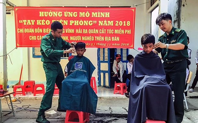 Các chiến sĩ Bộ đội Biên phòng Vĩnh Hải cắt tóc miễn phí cho học sinh khu vực biên giới.