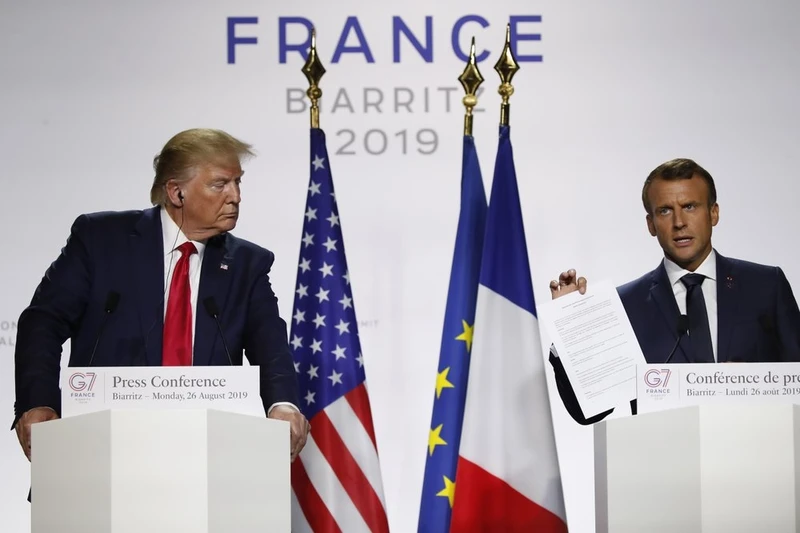 Tổng thống Pháp Macron (bên phải) và người đồng cấp Mỹ Trump ngày 26-8 tham gia cuộc họp báo cuối cùng trong khuôn khổ Hội nghị cấp cao G7. (Ảnh: AP)