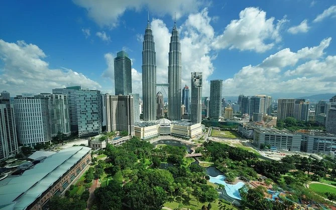 Nhắc đến Malaysia, không thể không nhắc tới tòa tháp đôi Petronas. Vẻ đẹp hiện đại của nó thể hiện một đất nước Malaysia phát triển, hiện đại và năng động. Bởi thế, tòa tháp đã trở thành biểu tượng củ