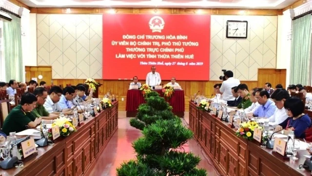 Phó Thủ tướng Trương Hòa Bình cùng đoàn công tác làm việc với cán bộ chủ chốt tỉnh Thừa Thiên - Huế.