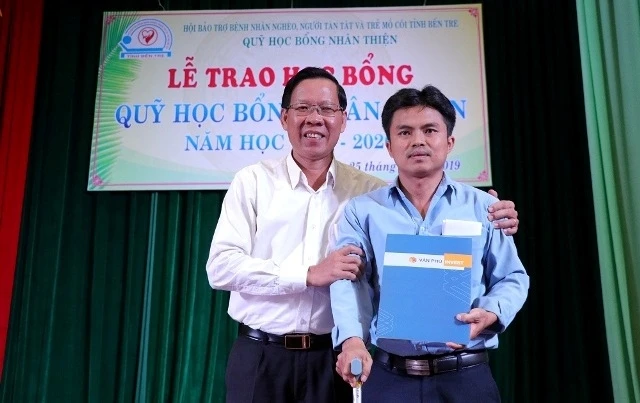 Đồng chí Phan Văn Mãi, Bí thư Tỉnh ủy Bến Tre trao học bổng cho sinh viên đang theo học thạc sĩ.