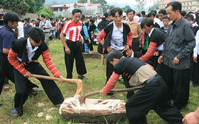 Thi dã bánh dày của đồng bào Mông.