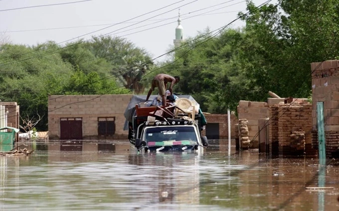 Xe tải chở đồ đạc của người dân tại khu vực Wad Ramli, cách Khartoum 45 km về phía bắc (Ảnh: EPA)