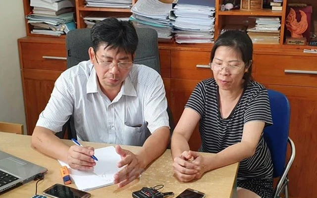 Bà Quy (bên phải) trong buổi làm việc tại văn phòng luật sư. (Ảnh: Sơn Bách/Vietnam+)