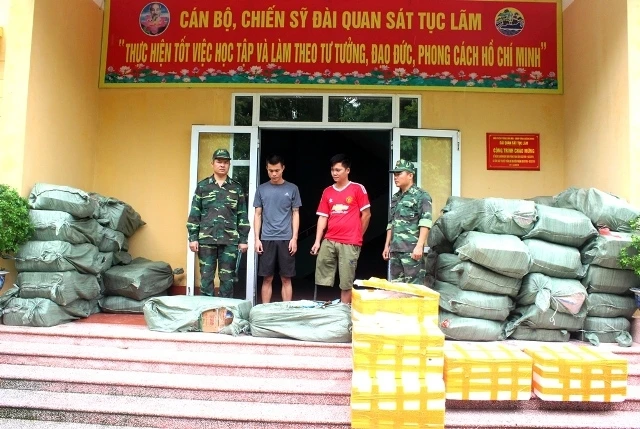 Các đối tượng cùng tang vật bị Bộ đội Biên phòng Quảng Ninh bắt giữ.