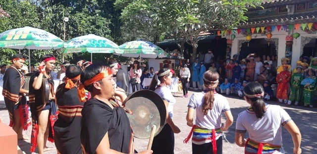 Đồng bào Cor ở huyện Trà Bồng (Quảng Ngãi) biểu diễn cồng chiêng tại lễ hội.