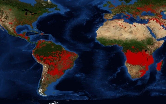 Hình ảnh từ vệ tinh cho thấy khu vực châu Phi cận Sahara (phía bên phải) đang hứng chịu nhiều đám cháy hơn Amazon. (Ảnh: NASA)