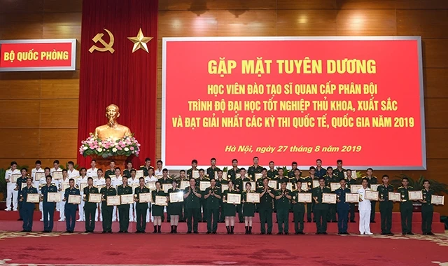 Thượng tướng Phan Văn Giang và Thượng tướng Nguyễn Trọng Nghĩa chụp ảnh lưu niệm với các học viên đào tạo sĩ quan cấp phân đội trình độ đại học tốt nghiệp thủ khoa, xuất sắc và đạt giải nhất các kỳ th