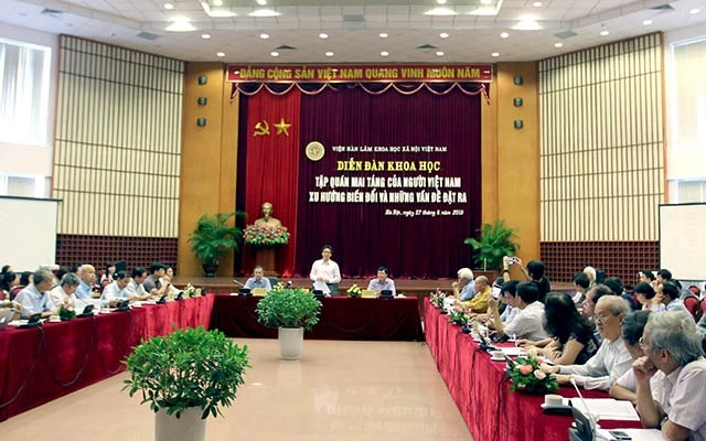 Phó Thủ tướng Vũ Đức Đam phát biểu chỉ đạo tại Diễn đàn khoa học Tập quán mai táng của người Việt Nam - Xu hướng biến đổi và những vấn đề đặt ra.