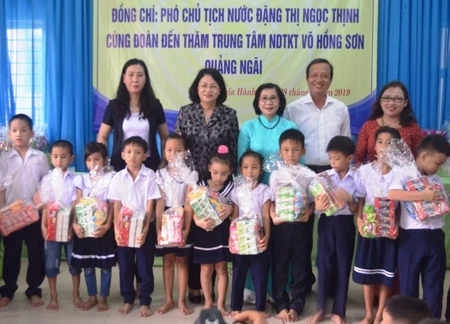 Phó Chủ tịch nước Đặng Thị Ngọc Thịnh tặng quà cho các cháu khuyết tật đang theo học tại Trung tâm nuôi dạy trẻ khuyết tật Võ Hồng Sơn.