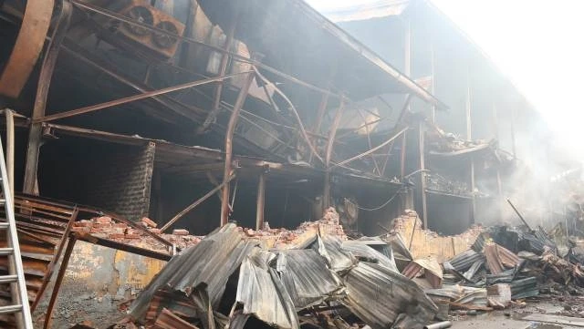 Toàn bộ tài sản trong các kho hàng bị cháy Công ty Rạng Đông đã bị thiêu rụi hoàn toàn.