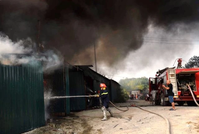 Đám cháy lớn thiêu rụi nhiều tài sản tại khu nhà xưởng ở ngõ 286 Nguyễn Xiển.
