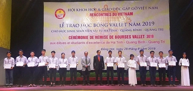 GS Odon Vallet trao học bổng cho học sinh Trường THPT chuyên Võ Nguyên Giáp (Quảng Bình).