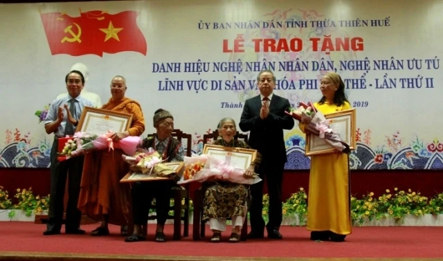 Thừa ủy quyền Chủ tịch nước, lãnh đạo tỉnh Thừa Thiên - Huế trao danh hiệu Nghệ nhân Nhân dân cho bốn nghệ nhân vừa được Chủ tịch nước phong tặng.