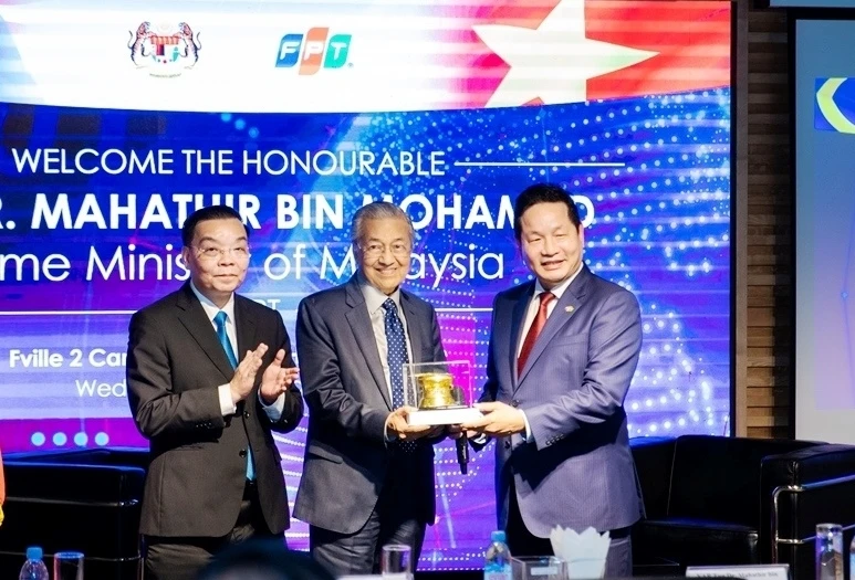 Bộ trưởng Khoa học và Công nghệ Chu Ngọc Anh và ông Trương Gia Bình trao quà lưu niệm cho Thủ tướng Malaysia.