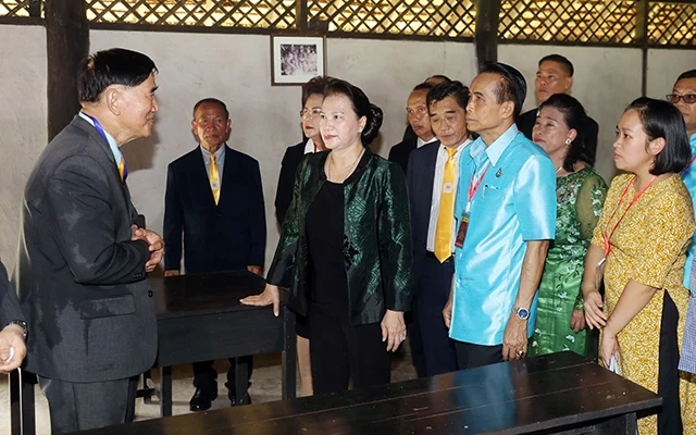 Chủ tịch QH Nguyễn Thị Kim Ngân thăm Khu di tích Chủ tịch Hồ Chí Minh tại tỉnh U-đon Tha-ni. Ảnh: TRỌNG ÐỨC (TTXVN)