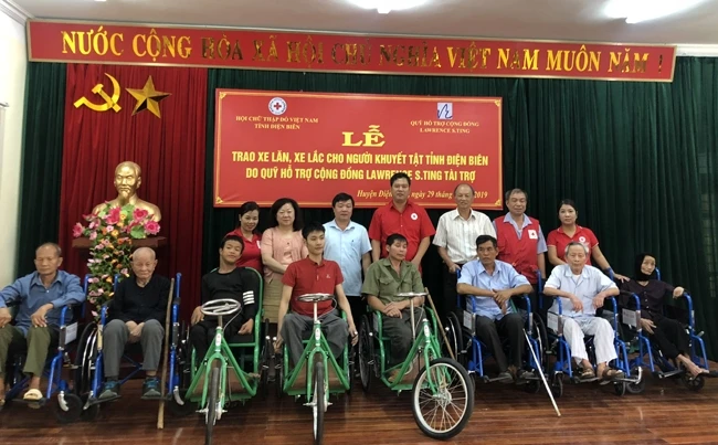 Đại điện nhà tài trợ, Hội Chữ thập đỏ Điện Biên trao xe lăn cho người khuyết tật.