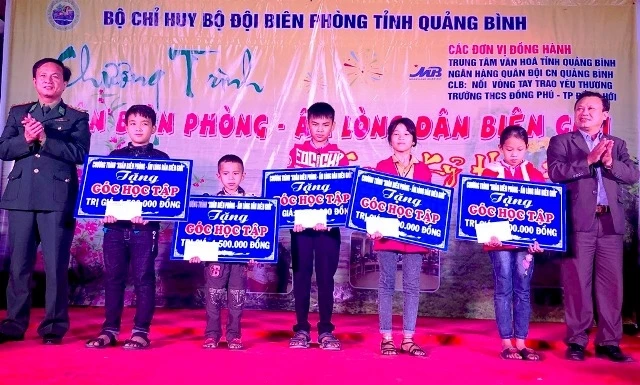 BĐBP Quảng Bình tặng góc học tập cho học sinh có hoàn cảnh khó khăn.