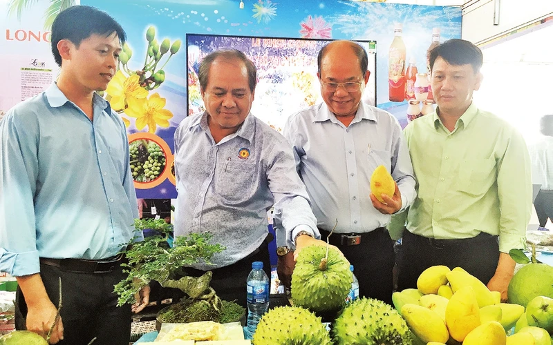 Người dân thành phố tham quan và mua sắm tại Hội chợ xúc tiến thương mại quận Bình Tân. Ảnh: XUÂN PHÚ