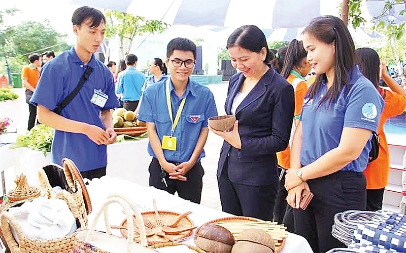Thanh niên huyện Bình Chánh trưng bày, giới thiệu sản phẩm thủ công mỹ nghệ tại ngày hội Thanh niên chung tay xây dựng nông thôn mới.