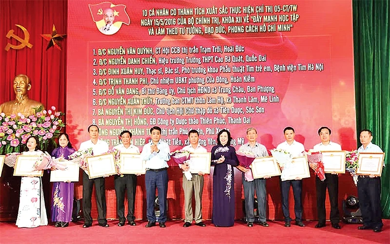 Lãnh đạo TP Hà Nội trao Bằng khen tặng các cá nhân có thành tích xuất sắc trong thực hiện Chỉ thị số 05 của Bộ Chính trị. Ảnh: Duy Linh