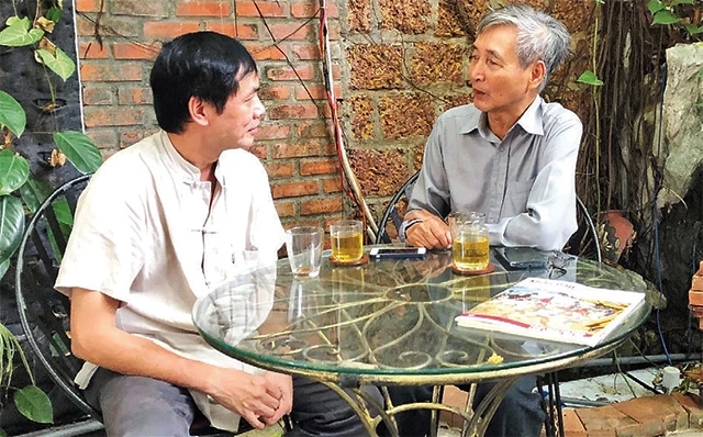 Nhà văn Thái Bá Lợi (phải) trò chuyện với nhà thơ Hữu Việt. Ảnh: VIỆT KHÔI