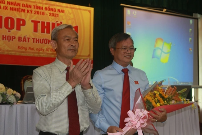 Bí thư Tỉnh ủy, Chủ tịch HĐND tỉnh Đồng Nai Nguyễn Phú Cường chúc mừng tân Chủ tịch UBND tỉnh.