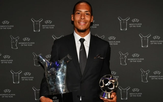 Van Dijk ẵm cúp đúp giải thưởng của UEFA cho màn trình diễn xuất sắc mùa trước. (Ảnh: Getty Images)