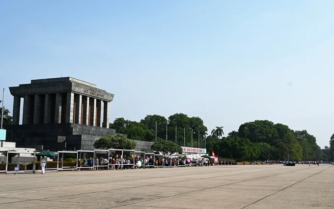 Ngay từ buổi sáng, rất nhiều đoàn khách đã có mặt xếp hàng ngay ngắn để vào Lăng viếng Chủ tịch Hồ Chí Minh.