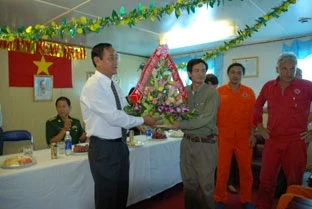 Phó Chủ tịch HĐND tỉnh Trần Thanh Bình tặng hoa Giàn trưởng RP II Lê Quý Tâm.