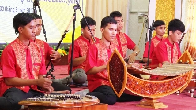 Hòa tấu nhạc cụ dân tộc Khmer điệu Rom vong: Chào mừng.