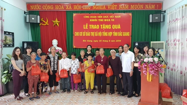 Khối thi đua VI Công đoàn viên chức Việt Nam tặng quà tại Bắc Giang
