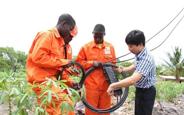 Kỹ sư của Tập đoàn Viettel hướng dẫn công nhân Mozambique bảo dưỡng, sửa chữa đường dây tại tỉnh Zambezia.