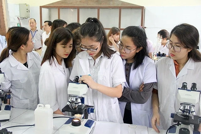Sinh viên Trường đại học Sư phạm Thái Nguyên trong giờ thực hành.