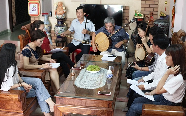 Một buổi sinh hoạt của Câu lạc bộ dân ca bài chòi TP Quảng Ngãi, tỉnh Quảng Ngãi .