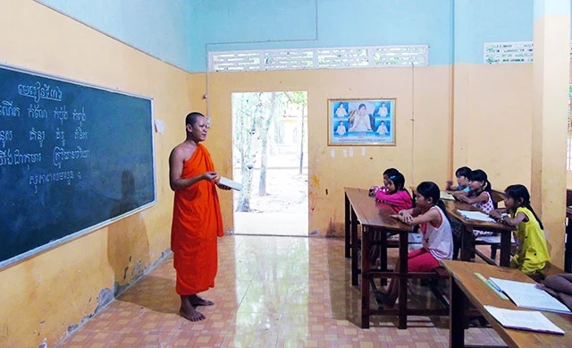 Lớp học chữ Khmer trong dịp hè tại một ngôi chùa ở Sóc Trăng.
