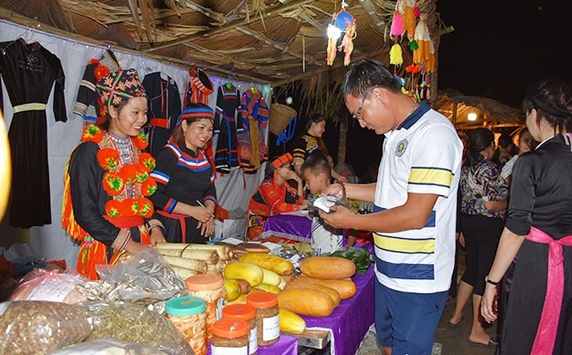 Chợ đêm ở xã Thượng Lâm, huyện Lâm Bình (Tuyên Quang) bày bán nông sản địa phương phục vụ khách du lịch.