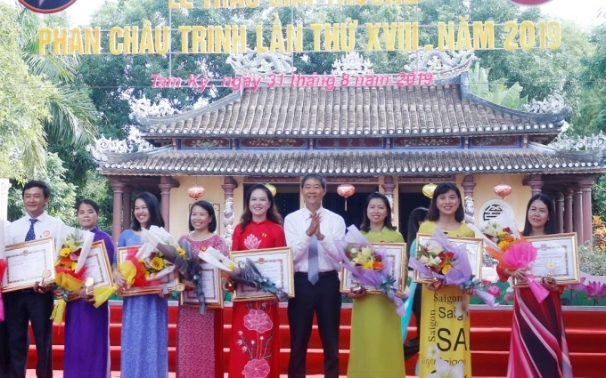 Trao Giải thưởng Phan Châu Trinh tặng các tập thể và cá nhân.